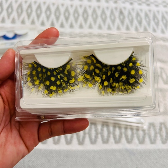 4 Pairs of Costume Eyelashes - Picture 2 of 5